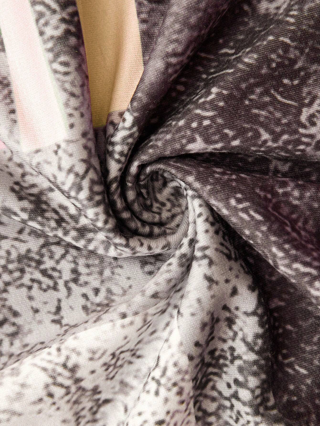 Mara – Graphic Print Sweater with Zipper